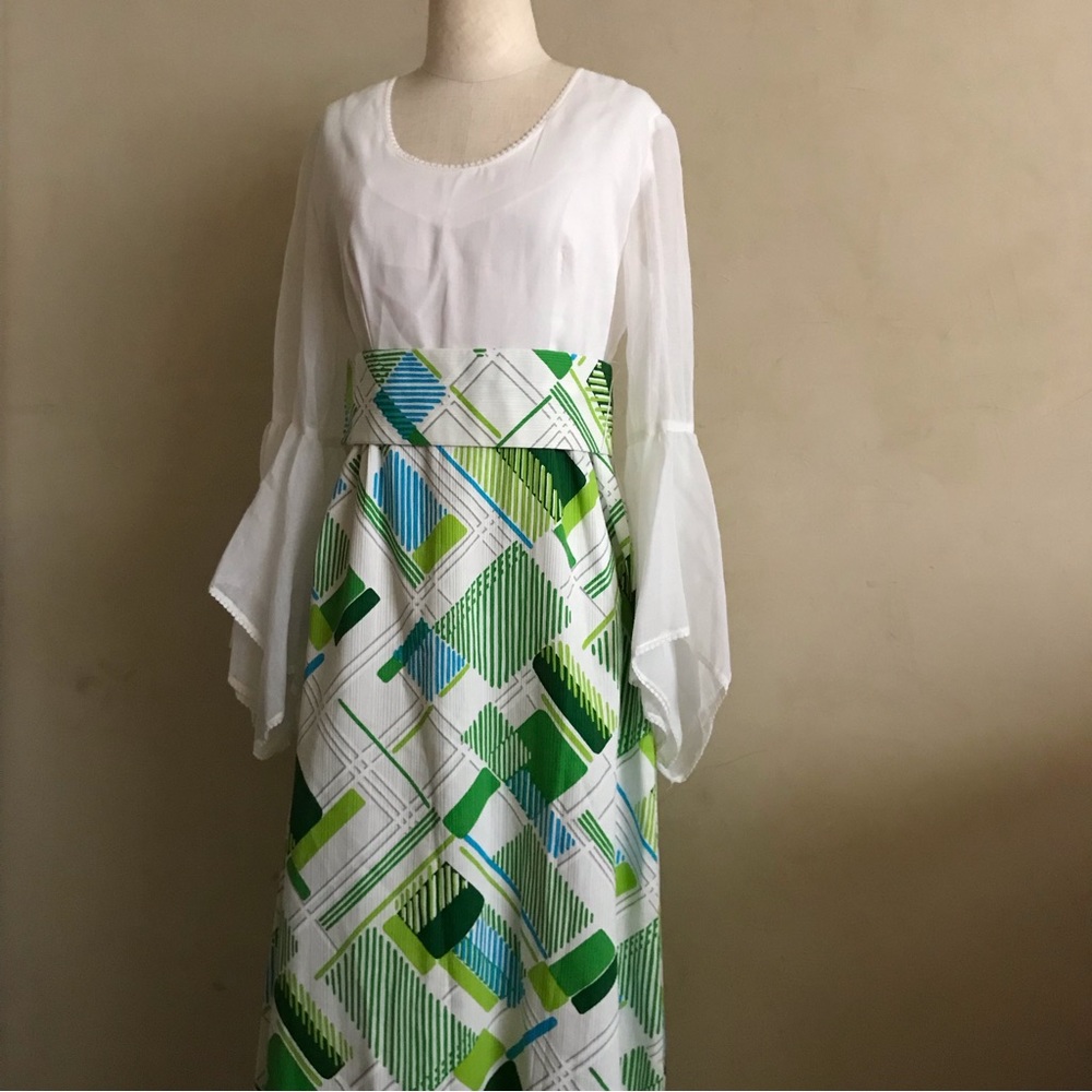 Vintage Romantic Hostess Maxi Dress - Picture 3 of 10